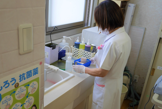 院内に設けられたグラム染色コーナー