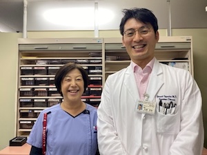 沖畠里恵氏と田頭保彰氏*(東京医科歯科大学病院薬剤部にて)